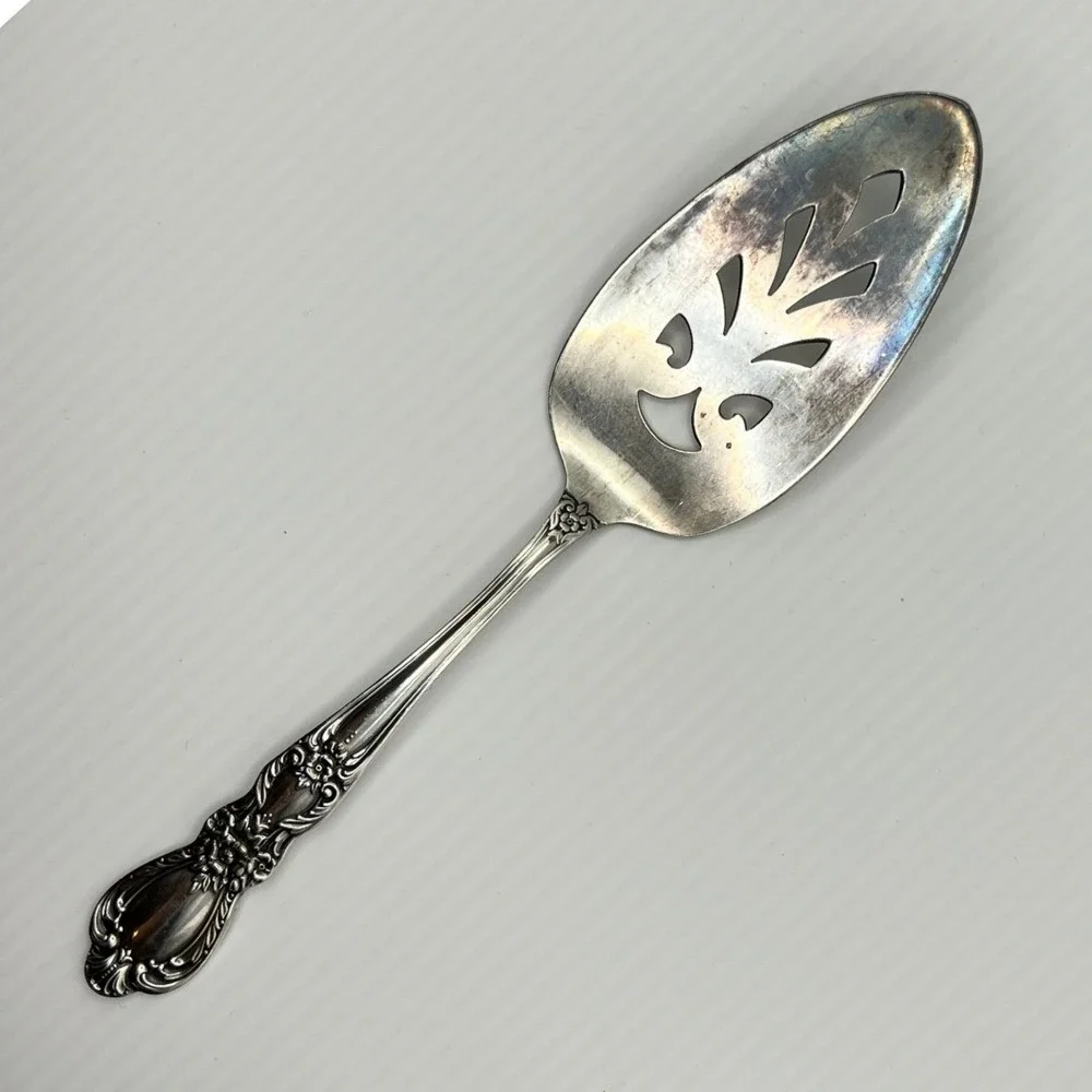 1847 Rogers Bros Pie Server Heritage Silverplate Pierced Floral Ornate 10in Good